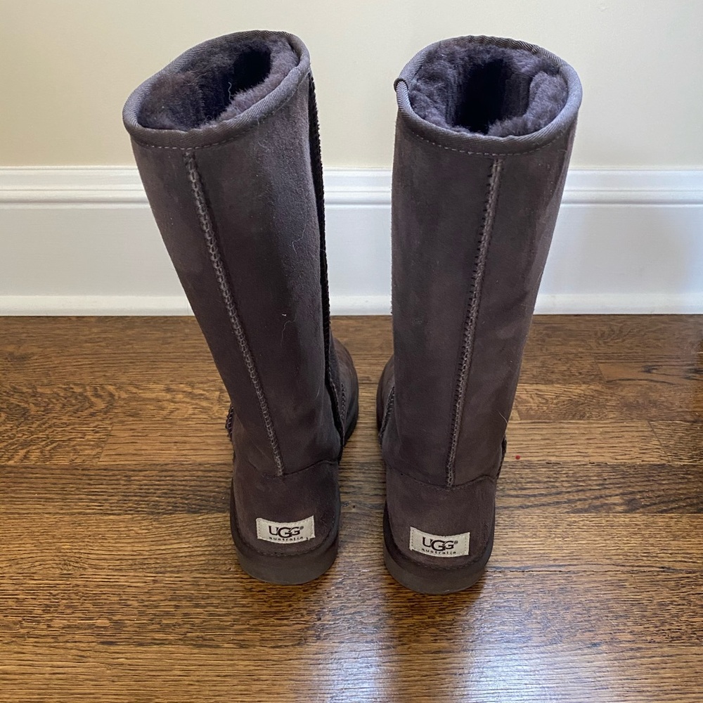 BASICALLY NEW Brown Tall Classic Uggs